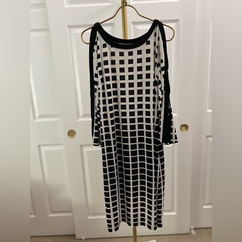 Chic Black and White Checkered Long Sleeve Dress